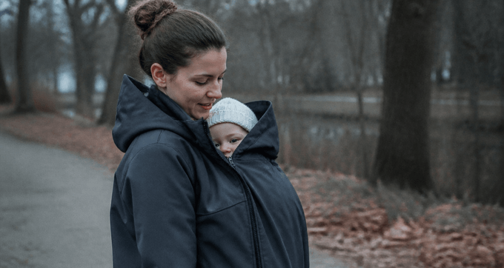 Manteau de portage gris en hiver avec bébé