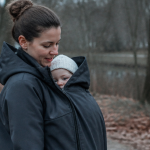 Manteau de portage gris en hiver avec bébé