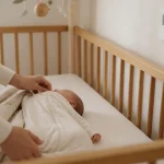 Bébé dort sur le cote dans un lit sécurisé, sur le dos, sans objets mous