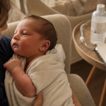 Bebe grogne : parent avec nouveau-né, signes à surveiller