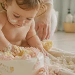 Smashing a cake : bébé avec smash cake pastel, lumière naturelle