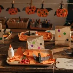 Activité halloween maternelle : table d’atelier créatif pour motricité fine