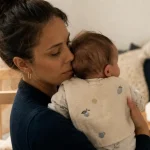 bebe rgo : bébé qui régurgite après la tétée, rot et bavoir