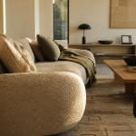Canapé tendance 2024 en tissu bouclé beige, formes arrondies, texturé