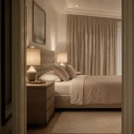 Déco chambre adulte chic en tons neutres, tête de lit et lumière chaude
