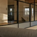 Mezzanine fermée vitrée, verrière garde-corps noire, lumière naturelle