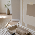 Peinture taupe sur mur : rouleau et échantillon beige taupe, pièce lumineuse