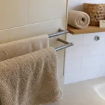 Rangement serviette mural sans perçage sur porte-serviettes double