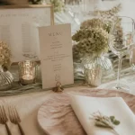 Decoration table mariage : centre de table avec photophores et menu beige