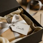 Emballage original pour cadeau : boîte noire, kraft et ruban satiné