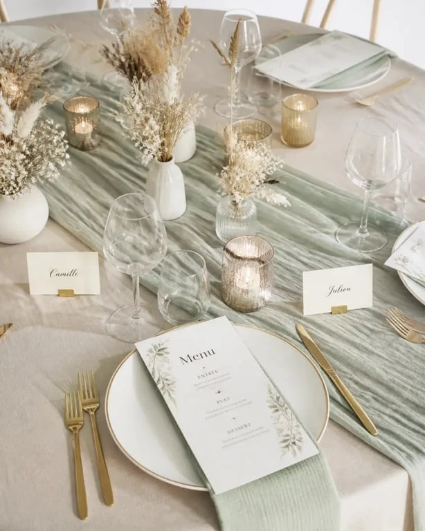Décoration table mariage élégante avec fleurs séchées, photophores et papeterie assortie